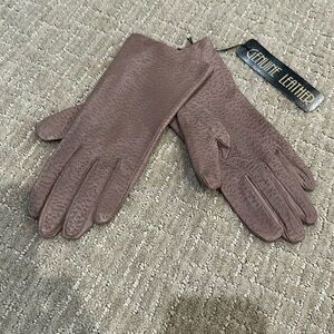 NWT women's taupe colored leather gloves. size medium. dimpled leather detail